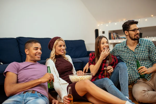 Tijd van de film met vrienden — Stockfoto