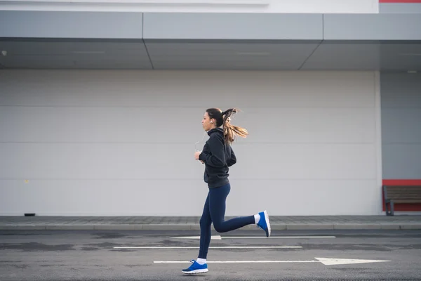 Correr al aire libre en la ciudad — Foto de Stock