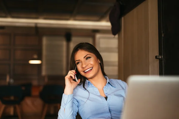 Mit Lächeln über das Geschäft diskutieren — Stockfoto