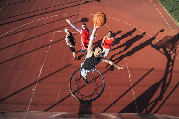 Montrant ses compétences de basket — Photo