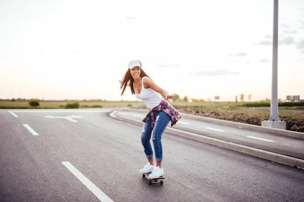 Visar hennes skateboard kunskaper — Stockfoto