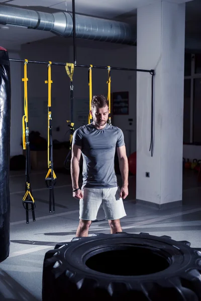 Raising tire in the gym — Stock Photo, Image