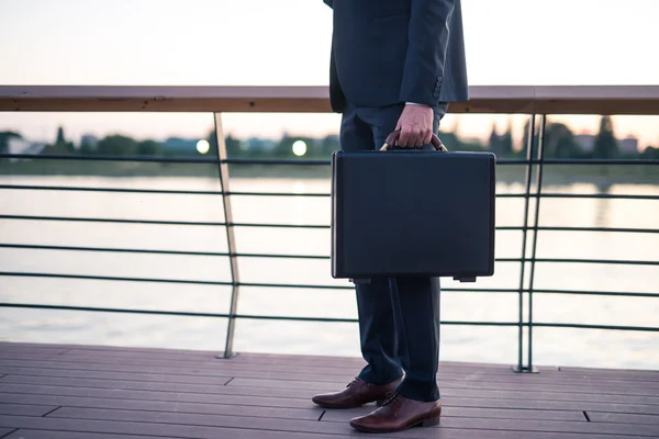 Executive egy bőrönddel — Stock Fotó