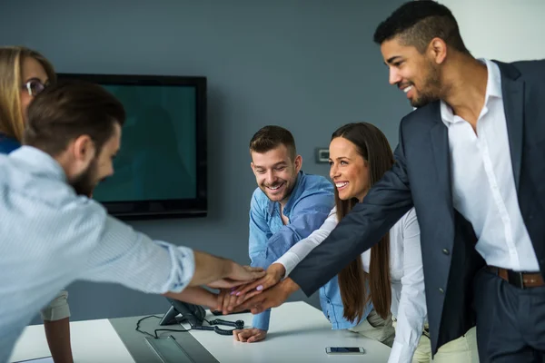 El trabajo en equipo garantiza el éxito — Foto de Stock