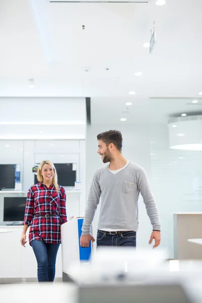 Glückliches Paar beim Einkaufen — Stockfoto