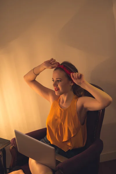 Tijd doorbrengen online op laptop — Stockfoto