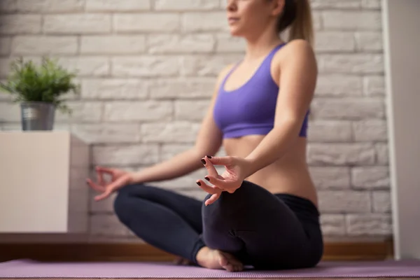 Haciendo meditación de yoga — Foto de Stock