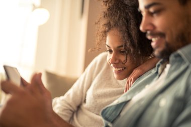 Tablet bir şey izliyor