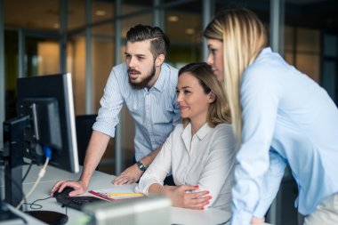 İş arkadaşları birlikte çalışıyor.