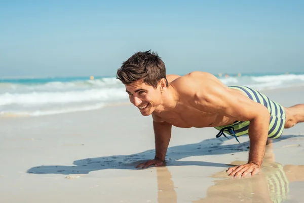 Упражнения на пляже — стоковое фото