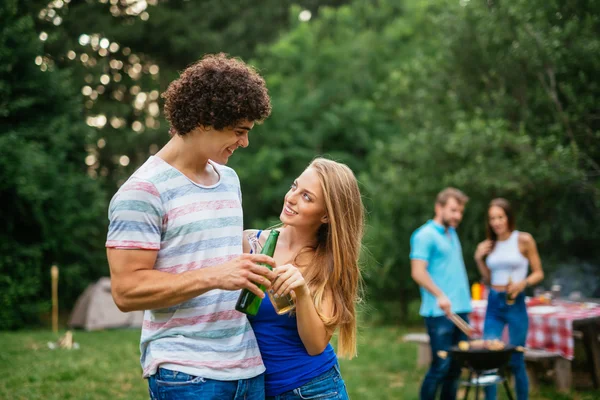 Gemeinsam Bier trinken — Stockfoto