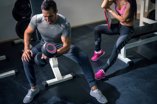 Building his biceps — Stock Photo, Image