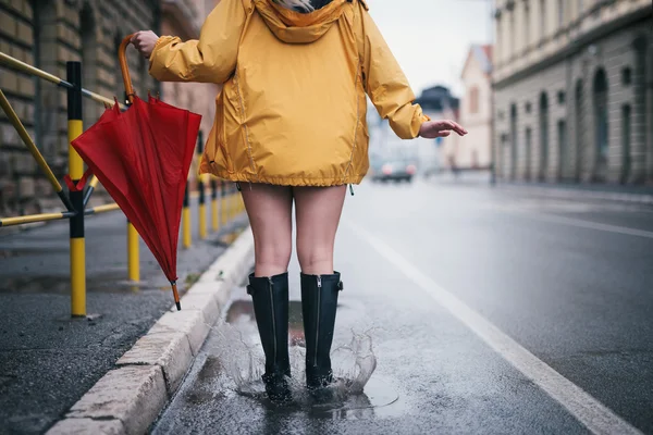 Camminare in un giorno di pioggia — Foto Stock