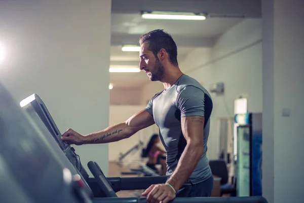 Jogging dans la salle de gym — Photo