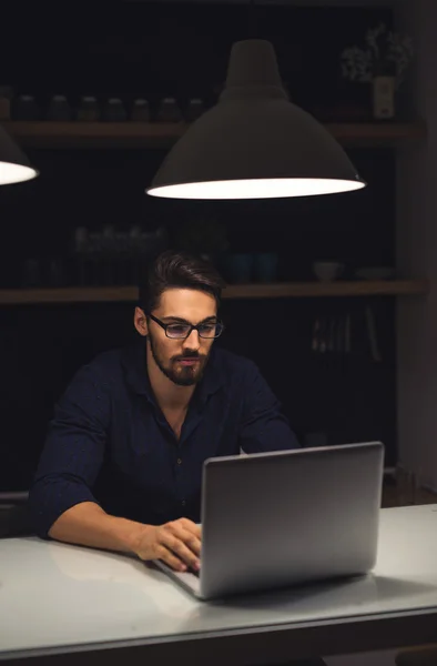 Konzentrierte sich auf ein Werk — Stockfoto