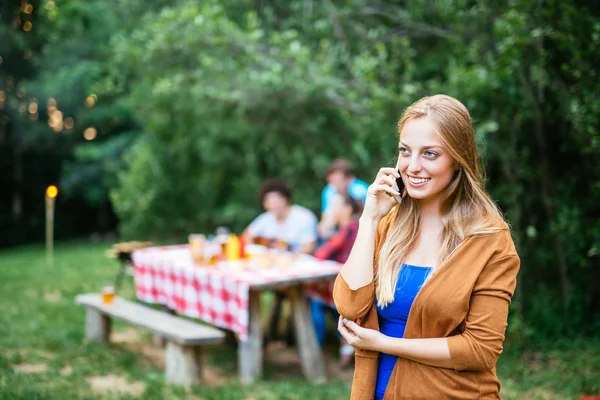 Llamando a amigos en un picnic — Foto de Stock