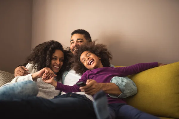 Mutlu bir aile eğleniyor — Stok fotoğraf