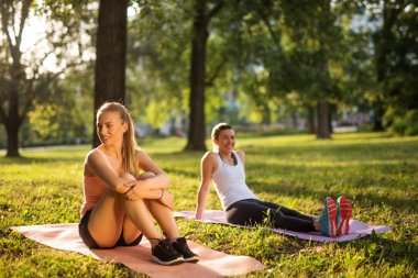 Birlikte fitness yapıyoruz.