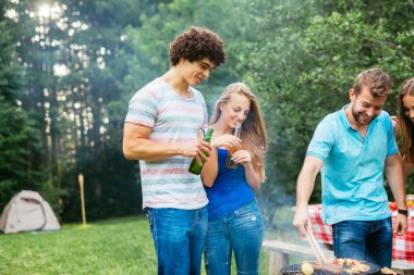 Arkadaş grubu piknik günü