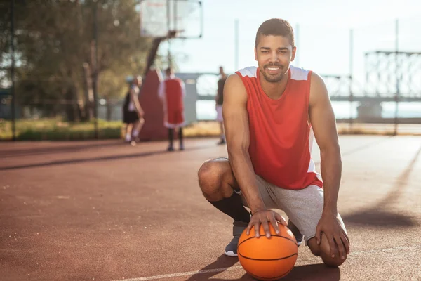 Exitoso jugador de baloncesto — Foto de Stock