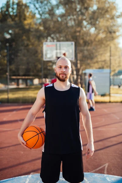 Auf dem Platz posieren — Stockfoto