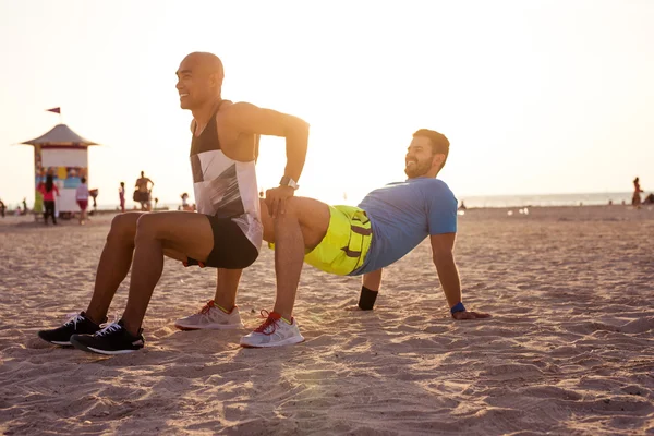 Doing fitness on the beach — Stock Photo, Image
