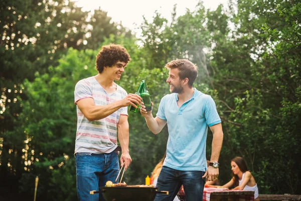 Hombres haciendo barbacoa juntos — Foto de Stock