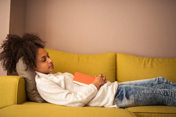 Reading makes her sleepy — Stock Photo, Image