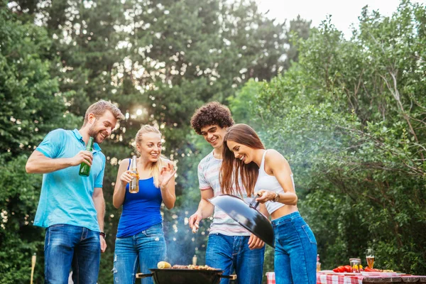 Picknicktag mit Freunden — Stockfoto