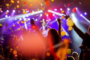 Kalabalığın düşen konfeti