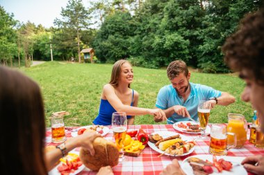 Arkadaş grubu piknik günü