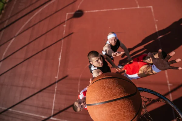 Mostrando i suoi pattini da basket — Foto Stock