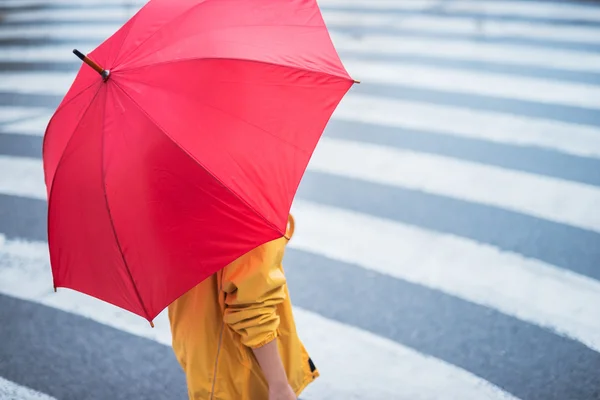 Marcher un jour de pluie — Photo