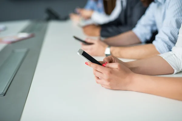 Texting em um telefone celular — Fotografia de Stock