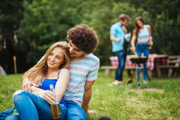 Élvezi a nap piknik — Stock Fotó