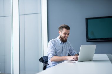 bir bilgisayarda çalışan