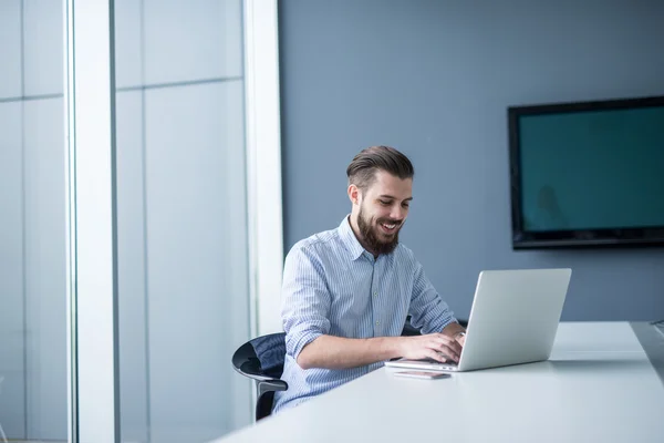 Trabalhando em um computador — Fotografia de Stock