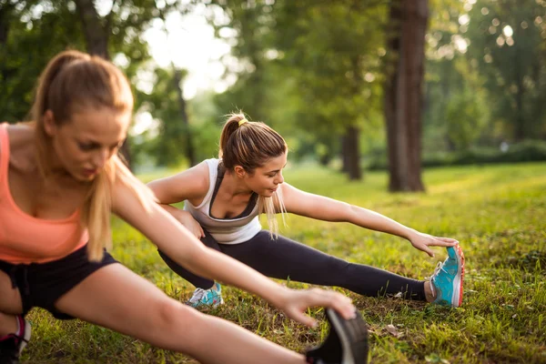 Fazendo fitness no parque — Fotografia de Stock