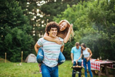 Her zaman eğleniyor