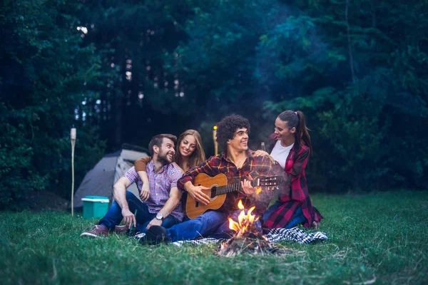 Disfrutando de acampar con amigos — Foto de Stock