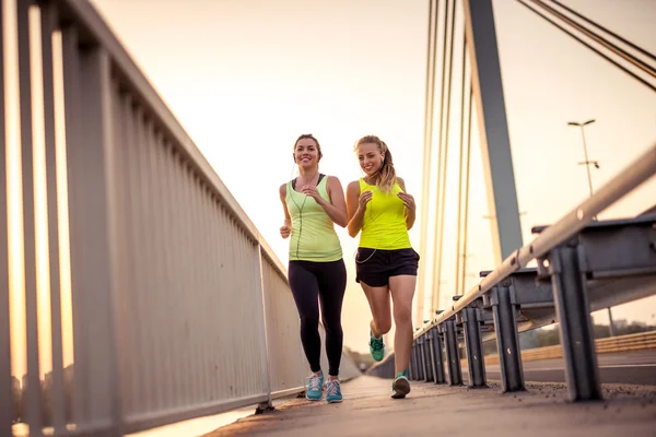 Soirée jogging avec un ami — Photo