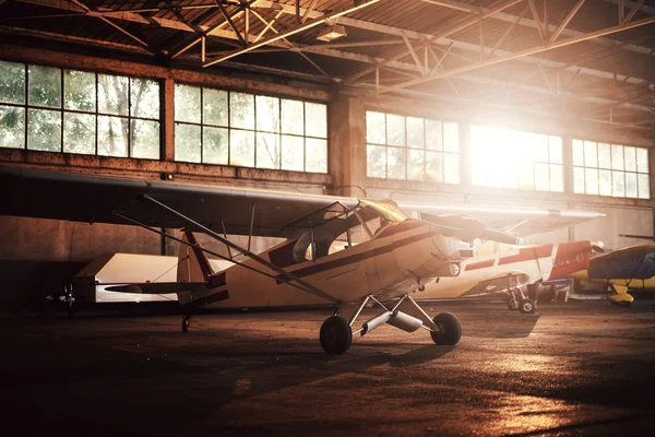 Flugzeug in der Garage — Stockfoto