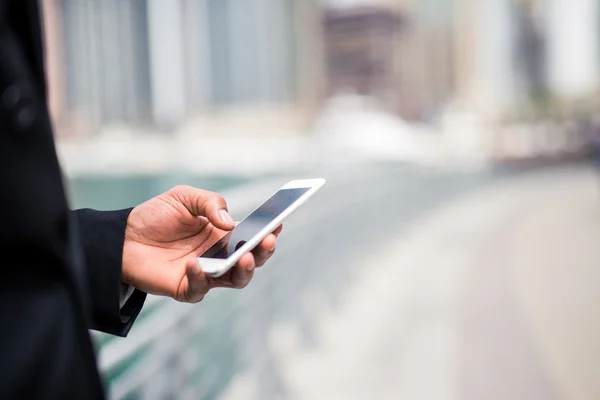 Enviando un sms — Foto de Stock