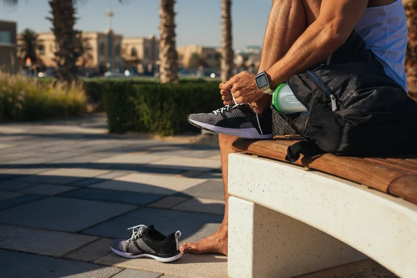 Atar un cordón de zapatos —  Fotos de Stock