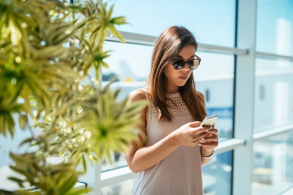 Mensajes de texto con cilents de negocios — Foto de Stock