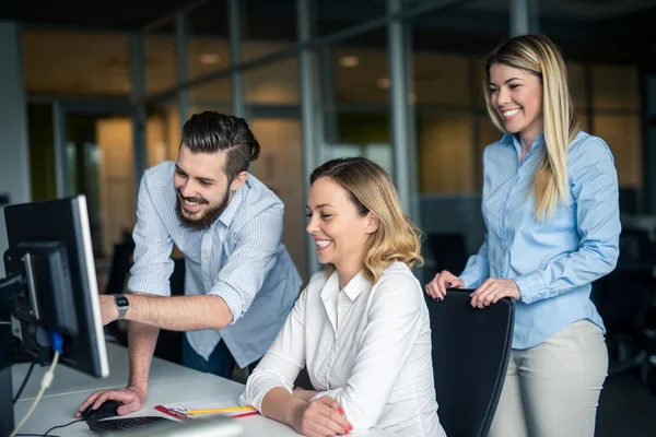 Colegios trabajando juntos — Foto de Stock