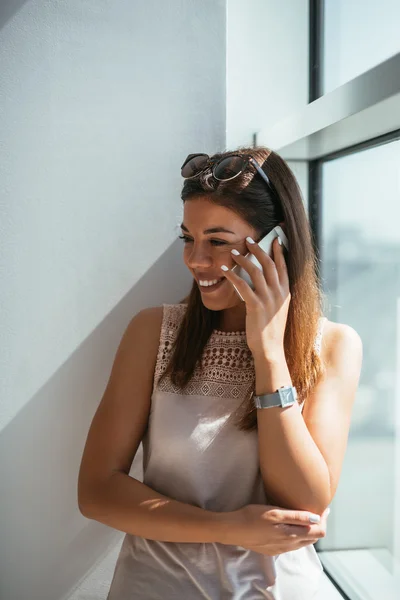 Hablando por teléfono — Foto de Stock