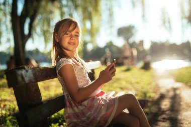 bir cep telefonu kullanarak