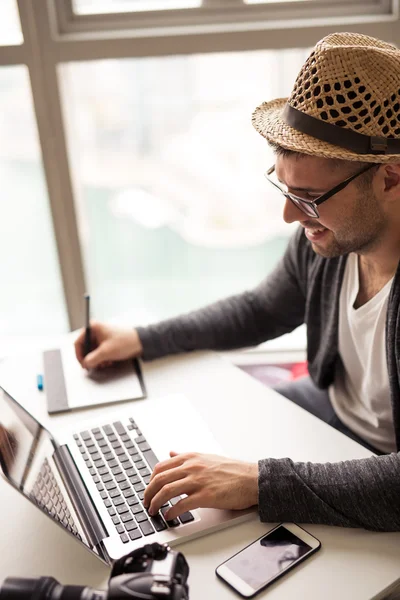 Working on a computer — Stock Photo, Image