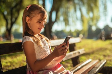 bir cep telefonu kullanarak